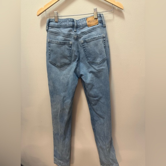 Hollister women’s Ultra High-Rise Ripped Medium Wash Mom Jeans. Size 00/24R - Picture 7 of 7